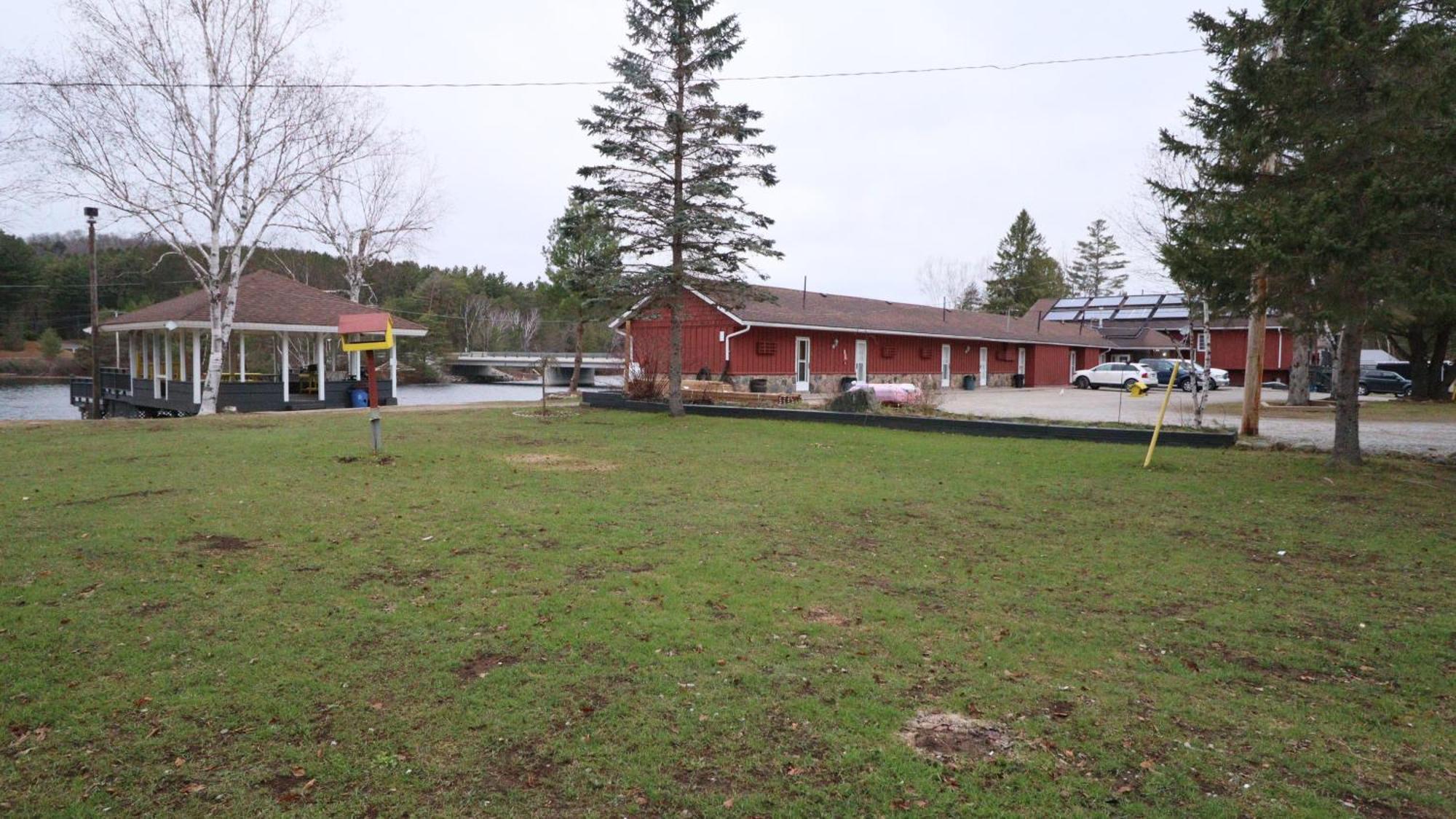 Algonquin Lakeside Inn Dwight Exterior foto