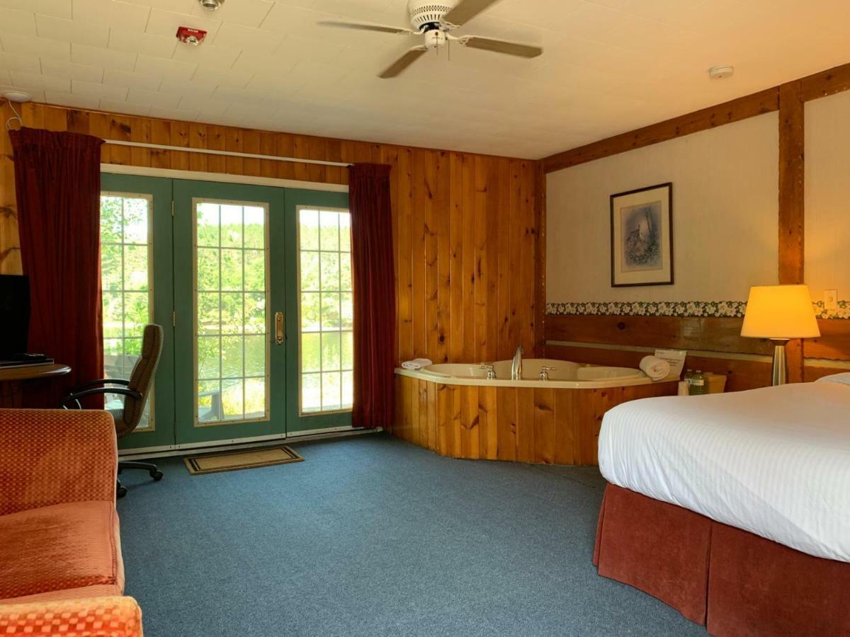 Algonquin Lakeside Inn Dwight Exterior foto